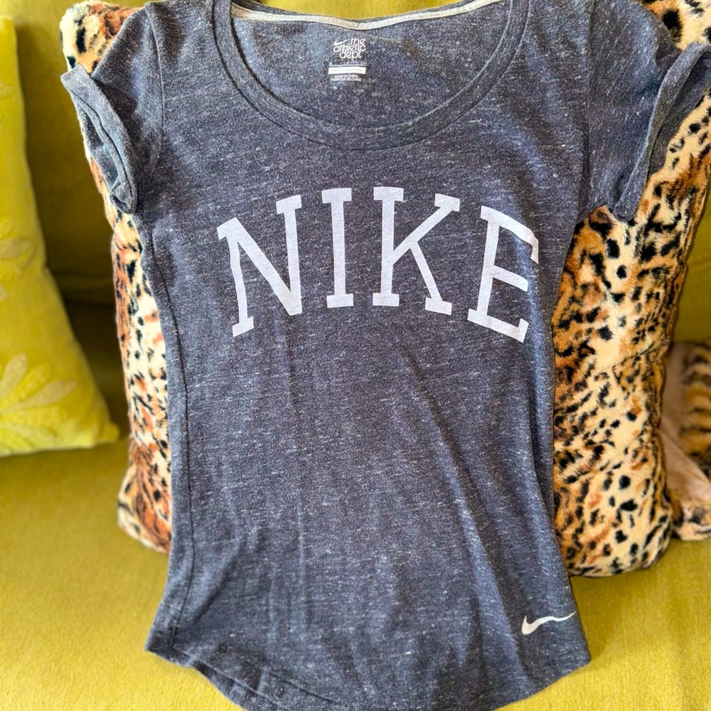 Nike Scoop Neck Women’s Rolled Cuff Sleeve T-Shirt / Size small/petite